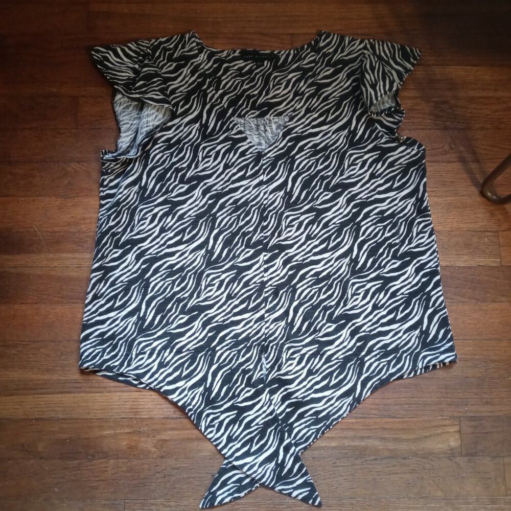 JANE AND DELANCEY zebra printed tie front flutter sleeve tee (L)